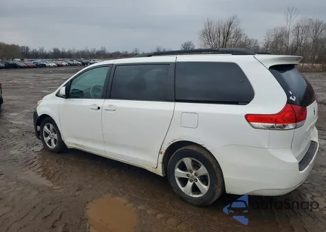 2012 Toyota Sienna Le z USA, uszkodzony, nr VIN 5TDKK3DC2CS241813